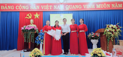 LỄ KẾT NẠP ĐẢNG VIÊN - THẮP SÁNG NIỀM TIN TẠI CHI BỘ TRƯỜNG MẦM NON HÒA PHÚ