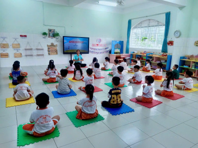 LỚP CHỒI 3 TRƯỜNG MẦM NON HÒA PHÚ VỚI CƠ SỞ VẬT CHẤT HIỆN ĐẠI – GIÁO DỤC BẰNG TÌNH THƯƠNG – NÂNG TẦM THỂ LỰC TRẺ THƠ VỚI YOGA