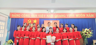 CHI BỘ TRƯỜNG MẦM NON HÒA PHÚ TỔ CHỨC LỄ KẾT NẠP ĐẢNG VIÊN MỚI CHÀO MỪNG 81 NĂM CÁCH MẠNG THÁNG TÁM