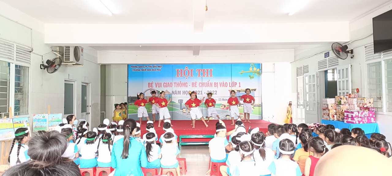 Lớp Lá biểu diễn khai mạc Hội thi