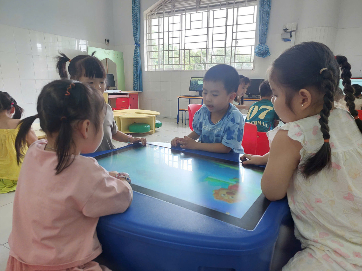 KHÁM PHÁ THẾ GIỚI SỐ CỦA CÁC BÉ CHỒI 2 TRƯỜNG MẦM NON HÒA PHÚ SAY SƯA HỌC TẬP TẠI PHÒNG MÁY TÍNH