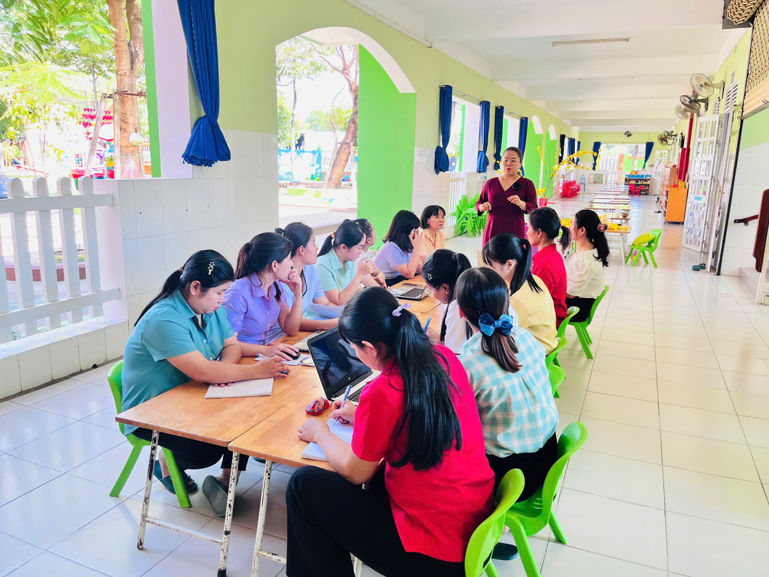 TRƯỜNG MẦM NON HÒA PHÚ TỔ CHỨC TẬP HUẤN ỨNG DỤNG AI TRONG CÔNG TÁC CHĂM SÓC VÀ GIÁO DỤC TRẺ