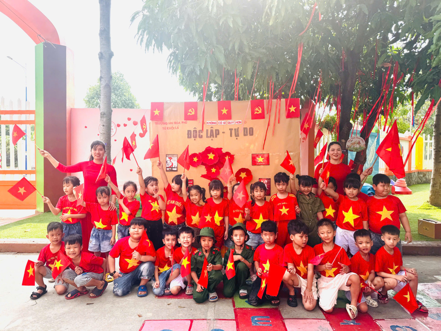 TRƯỜNG MN HÒA PHÚ RỘN RÀNG VỚI CÁC HOẠT ĐỘNG  TRẢI NGHIỆM CHÀO MỪNG NGÀY 30/4 VÀ 1/5