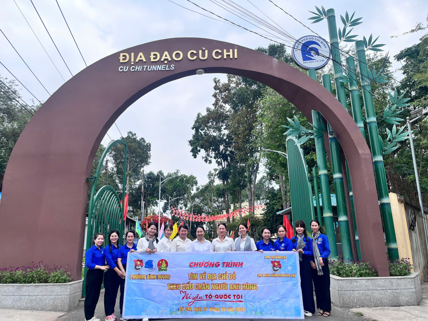 CHI BỘ MẦM NON HÒA PHÚ VỚI HÀNH TRÌNH VỀ NGUỒN TẠI ĐỊA ĐẠO CỦ CHI "THEO DẤU CHÂN NGƯỜI ANH HÙNG – TÔI YÊU TỔ QUỐC TÔI"