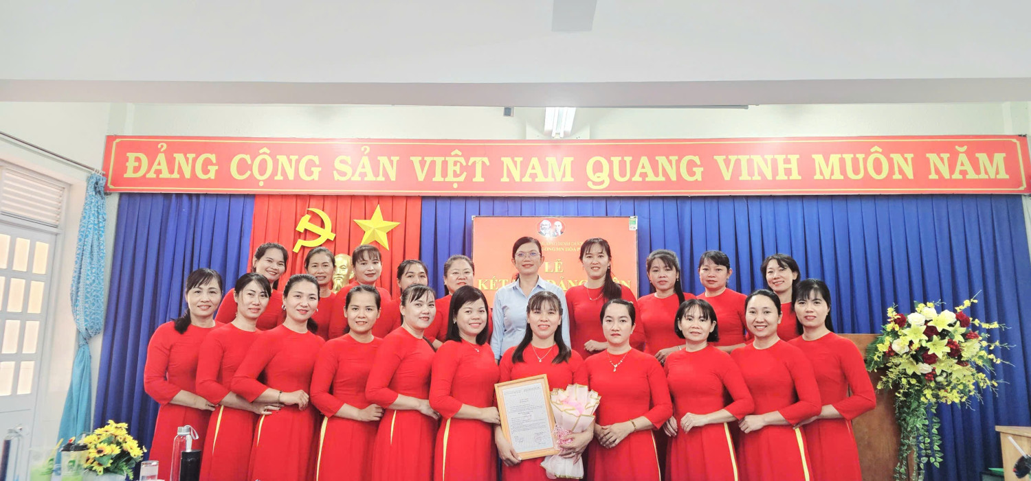 CHI BỘ TRƯỜNG MẦM NON HÒA PHÚ TỔ CHỨC LỄ KẾT NẠP ĐẢNG VIÊN MỚI CHÀO MỪNG 81 NĂM CÁCH MẠNG THÁNG TÁM
