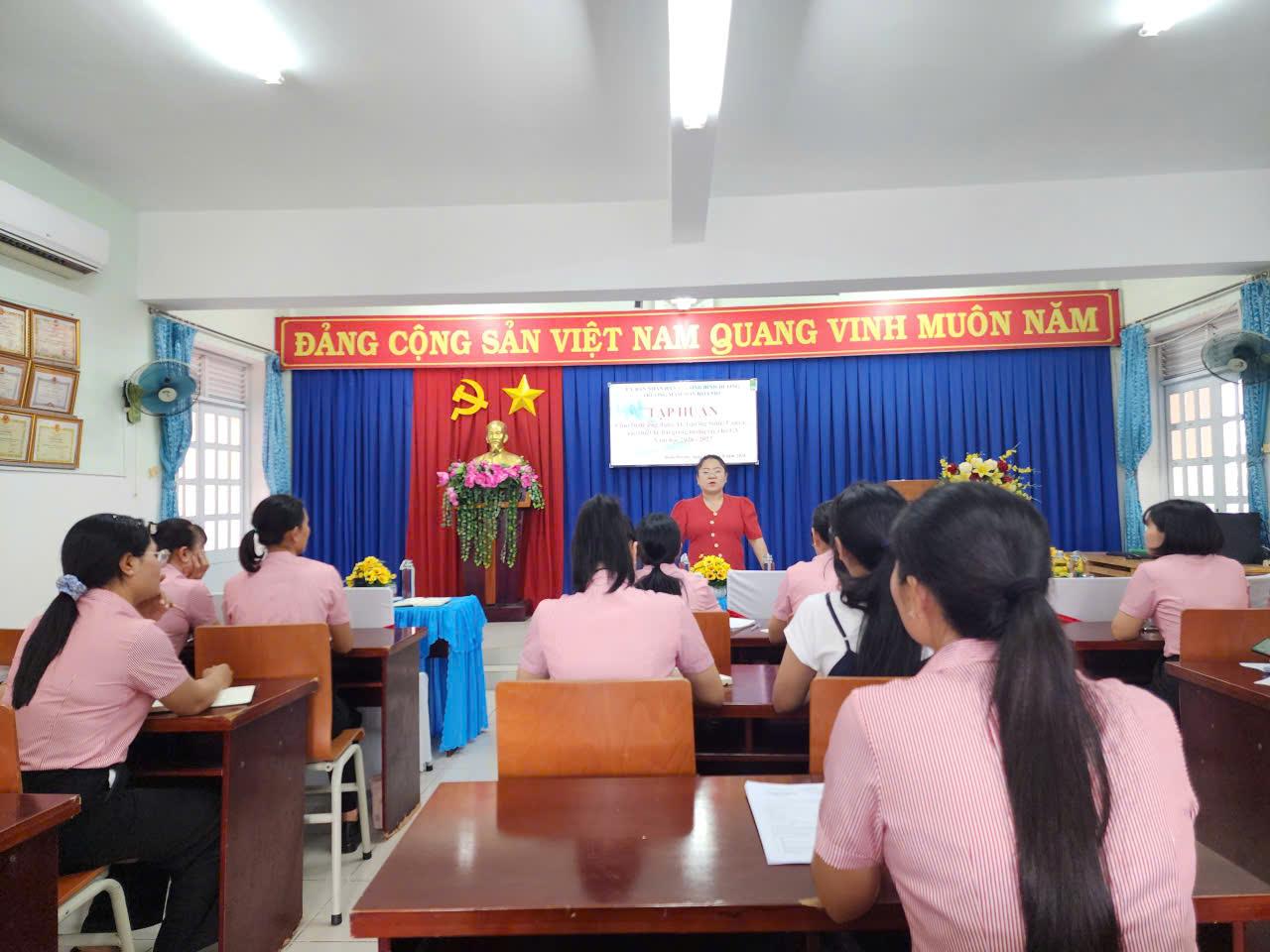 TRƯỜNG MẦM NON HÒA PHÚ ĐỘT PHÁ "ĐỒNG HÀNH SỐ HÓA" – TẬP HUẤN ỨNG DỤNG AI, iSPRING SUITE VÀ CANVA TRONG THIẾT KẾ BÀI GIẢNG ĐIỆN TỬ TƯƠNG TÁC